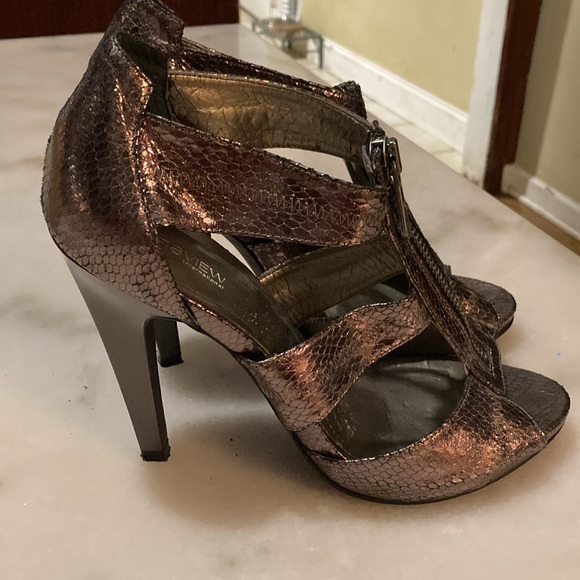 Metallic Heels with zipper on the front - Picture 2 of 6